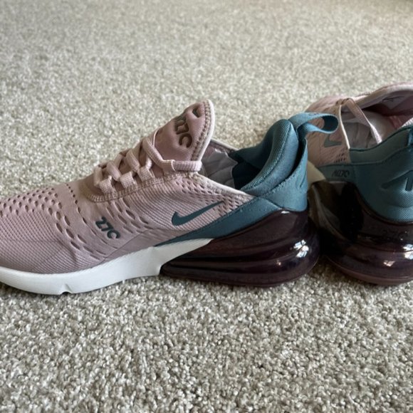 Nike Women's Air Max 270 - Picture 3 of 4